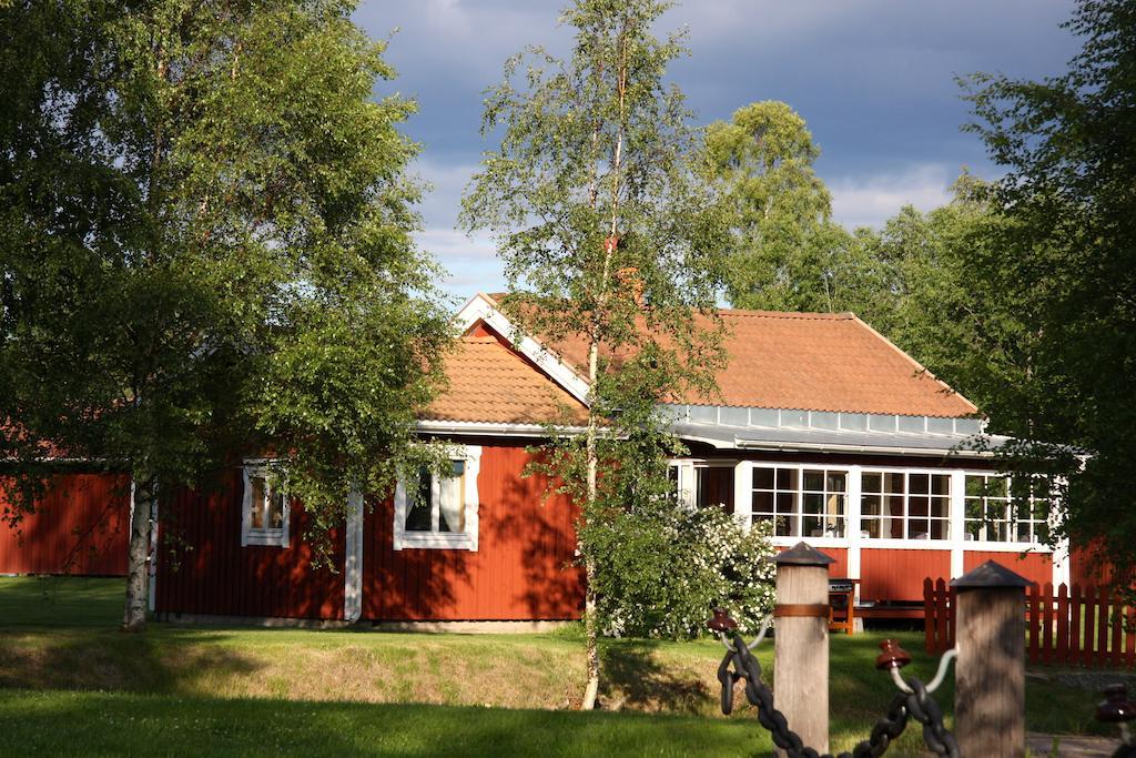 Ratt O Roder Stugby & Konferens Villa Djuras Exterior photo